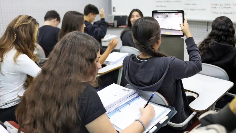 Adolescentes em uma sala de aula
