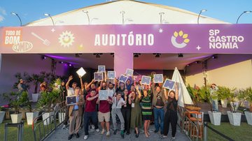 A imagem mostra o palco do Auditório no festival SP Gastronomia 2026, realizado no Parque Villa-Lobos, em São Paulo, durante a entrega de prémios aos vencedores do evento
