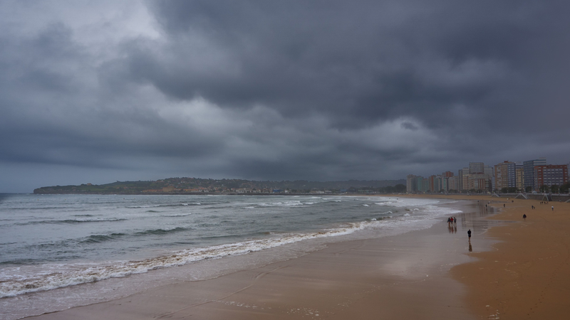 Tempo nublado em orla de praia