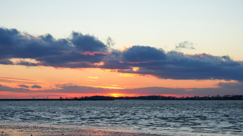 Sol entre nuvens no litoral