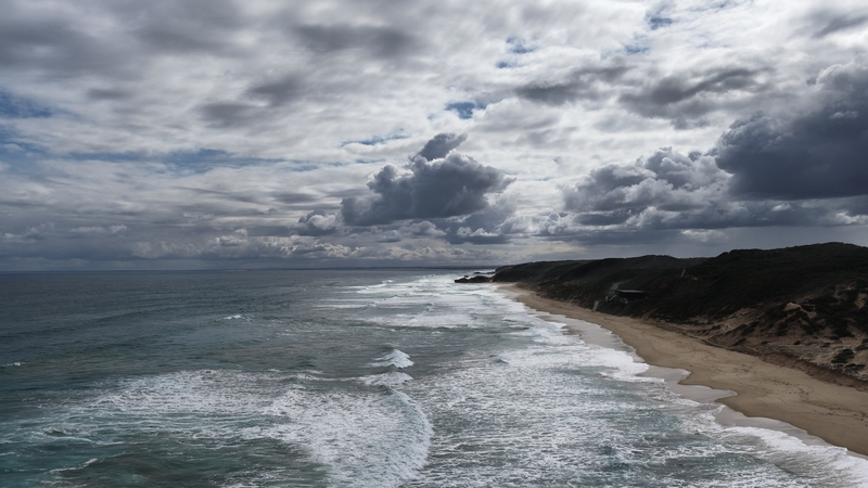 Tempo nublado em orla de praia