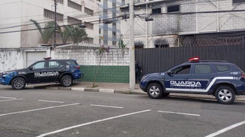 A imagem mostra duas viaturas da Guarda Civil Municipal (GCM) de Santos, incluindo uma unidade da ROMU (Rondas Ostensivas Municipais), estacionadas