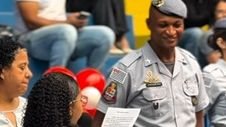 Foto de formanda lendo uma carta para o instrutor do programa PROERD
