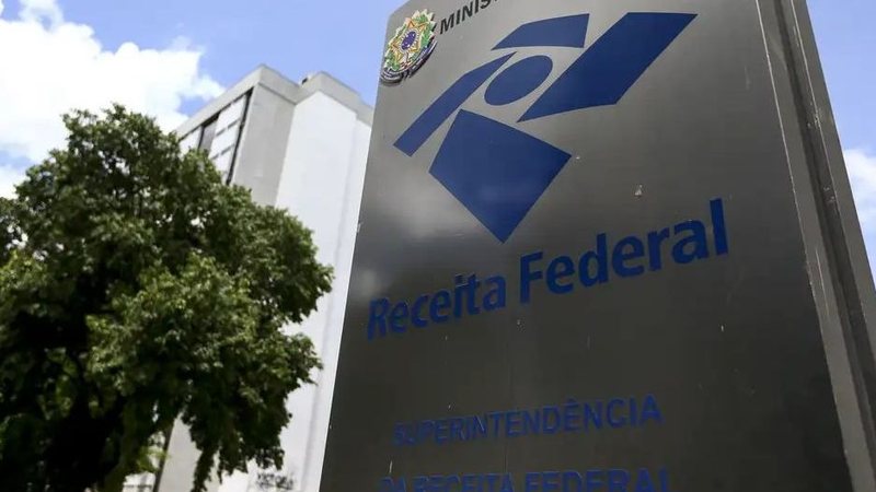 Foto de placa da entrada da Receita Federal