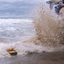 A imagem mostra uma forte ressaca do mar a atingir a costa na praia de Maresias, em São Sebastião, no litoral norte de São Paulo, provocando ondas altas e erosão à beira-mar
