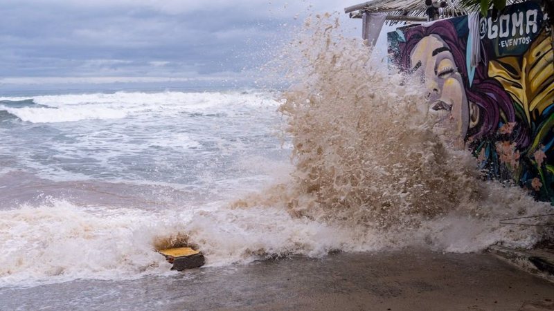 A imagem mostra uma forte ressaca do mar a atingir a costa na praia de Maresias, em São Sebastião, no litoral norte de São Paulo, provocando ondas altas e erosão à beira-mar