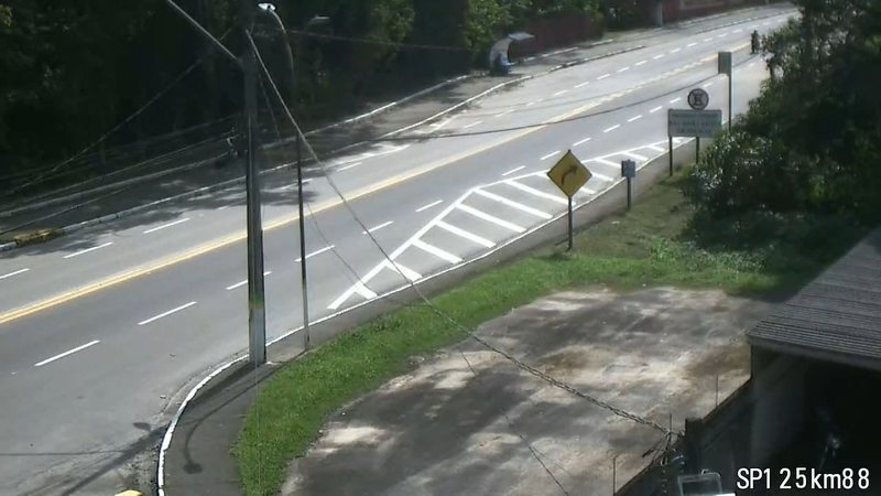 Km 88 em trecho de serra, com pista livre e sinalização de trânsito