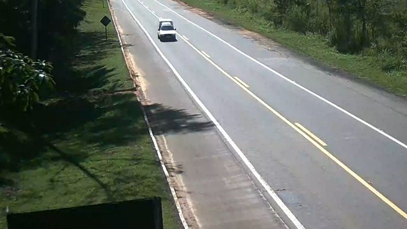 Trecho da rodovia Oswaldo Cruz (SP-125), em Taubaté, com dois carros trafegando pela pista