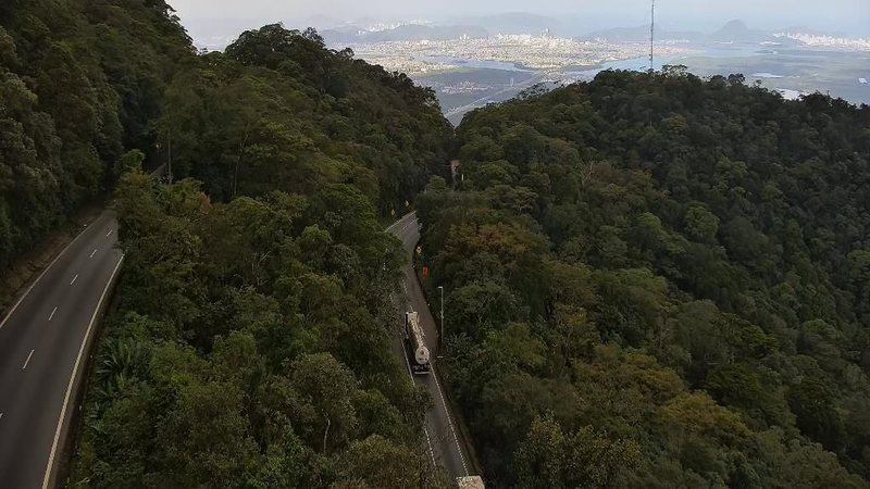 Trecho de serra na rodovia Anchieta em meio à Mata Atlântica