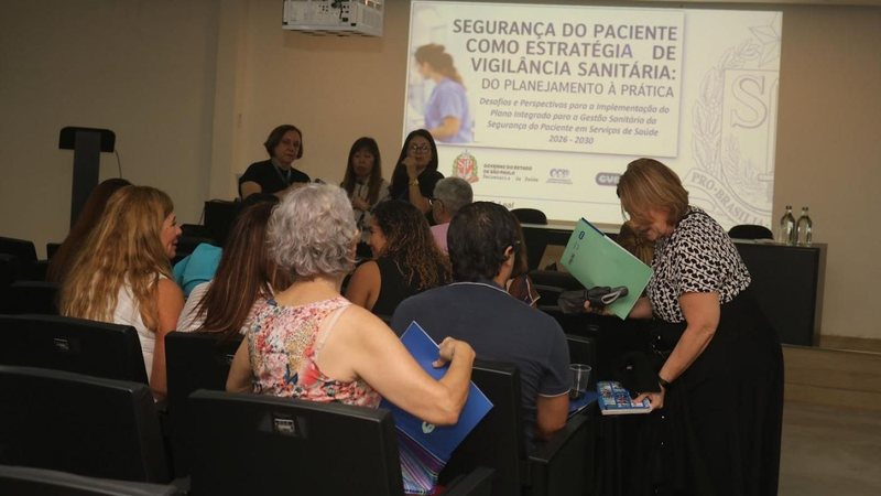 Profissionais de saúde participam de evento sobre segurança do paciente, com palestra e apresentação sobre vigilância sanitária