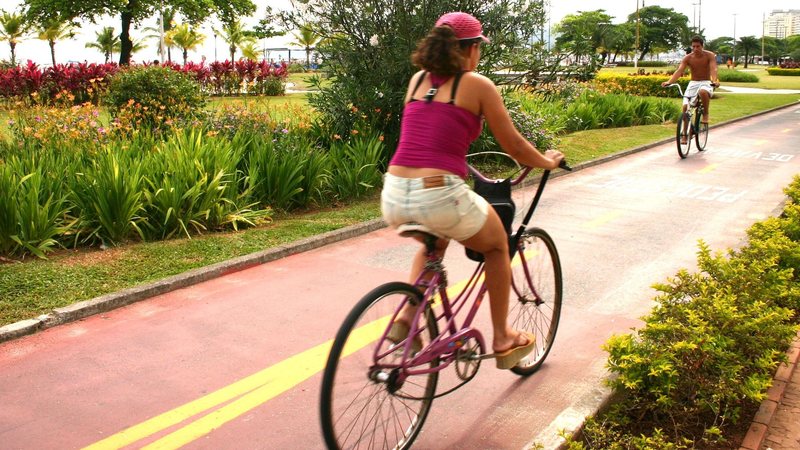 Foto de ciclista na ciclovia da orla da praia