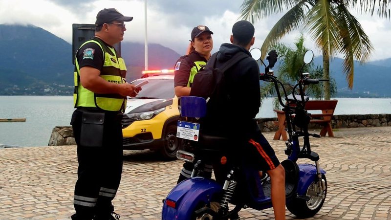 Agentes abordando piloto em bicicleta elétrica
