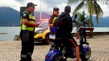 Agentes abordando piloto em bicicleta elétrica