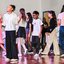 Crianças participam de uma apresentação em um palco