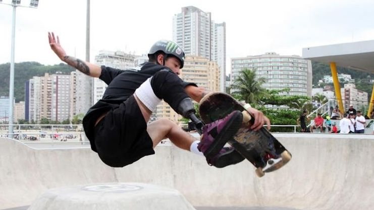 Foto de atleta na pista do Quebra-Mar, em Santos