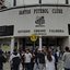 Imagem do estádio Urbano Caldeira, a Vila Belmiro, com torcedores na frente de um dos portões