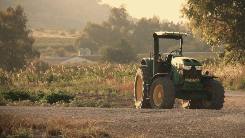 Trator agrícola em plantação