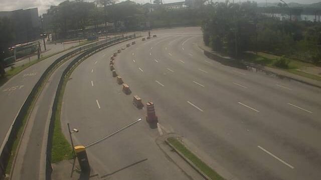 Área de espera para a travessia Santos-Guarujá, com pistas demarcadas e cones de sinalização