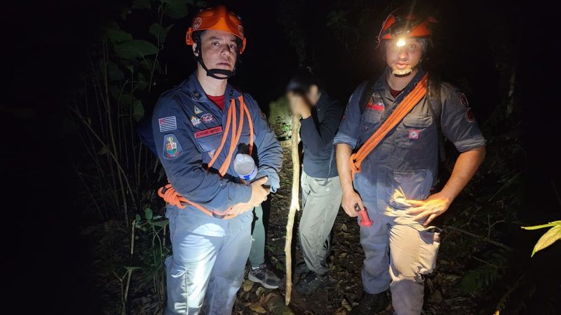 Esta imagem mostra uma operação de busca e salvamento do Corpo de Bombeiros em uma área de mata fechada