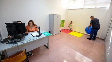 Interior de uma das salas sensoriais, durante atendimento