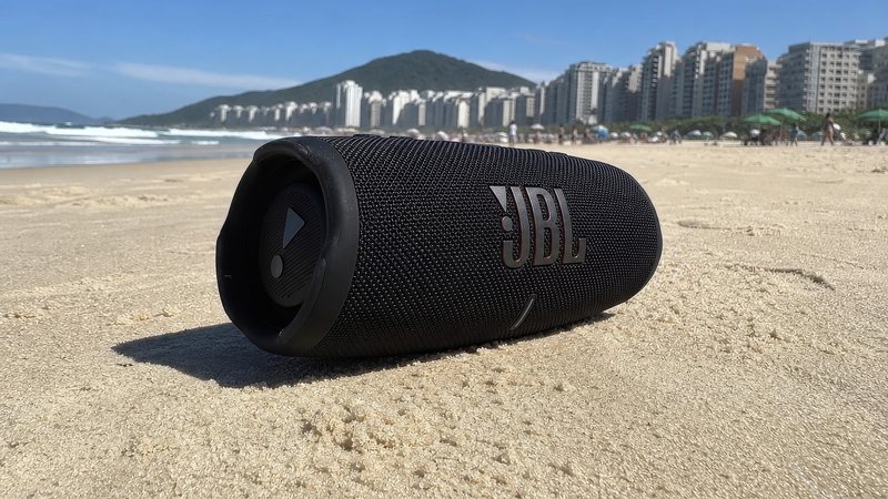 Caixa de som na faixa de areia da praia da Enseada, em Guarujá