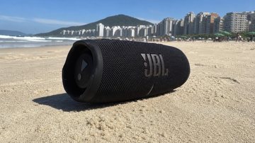 Caixa de som na faixa de areia da praia da Enseada, em Guarujá