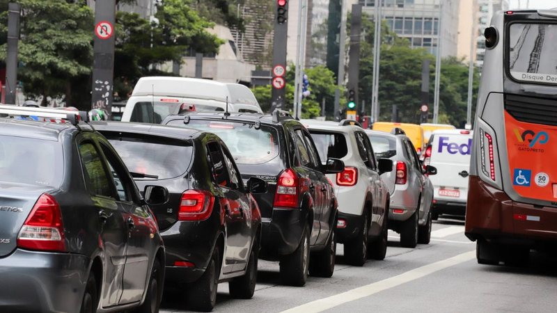 Veículos em avenida