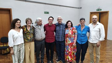 Imagem do violonista Allan Pereira acompanhado de autoridades do Conservatório de Tatuí