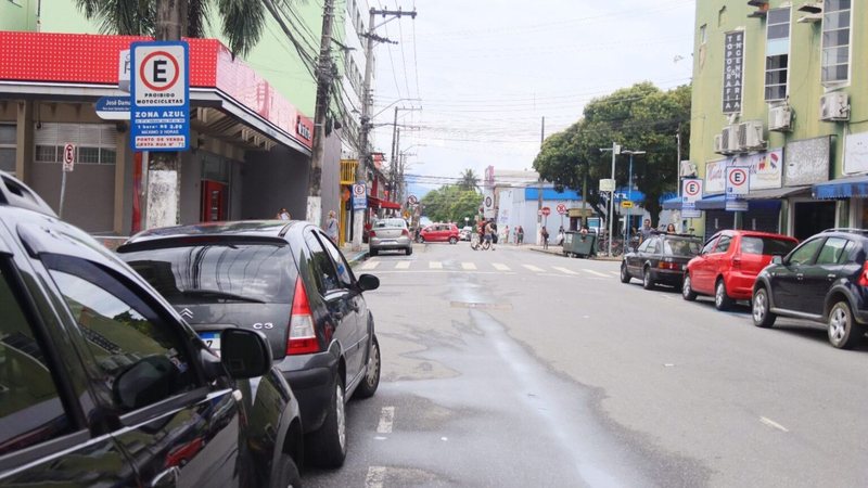 Carros estacionados em vagas de Zona Azul, em via pública de Caraguatatuba