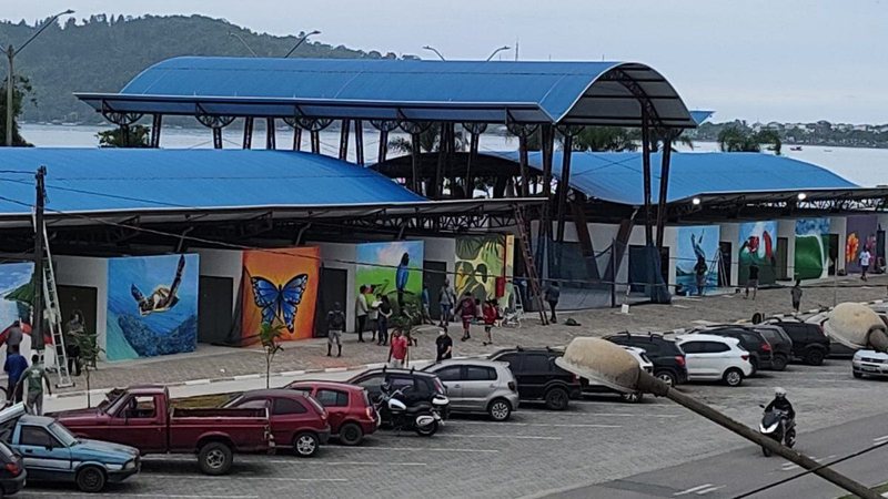 Imagem de carros estacionados em um estacionamento de Ubatuba