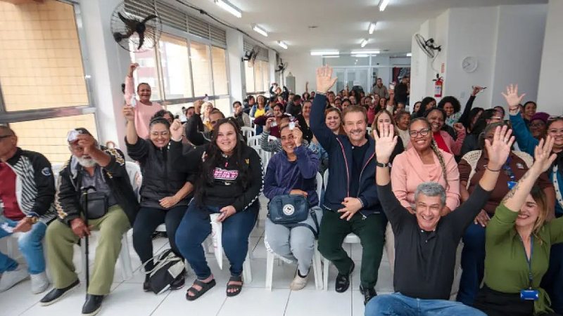 Foto de pessoas recebendo títulos