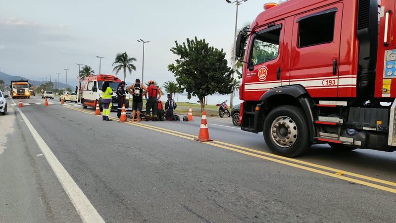 Imagem mostra uma ocorrência de trânsito na Rodovia Rio-Santos (SP-55) em Caraguatatuba, com atendimento de equipes do Corpo de Bombeiros e do Samu
