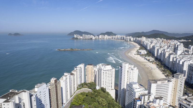 imagem aérea da orla e prédios