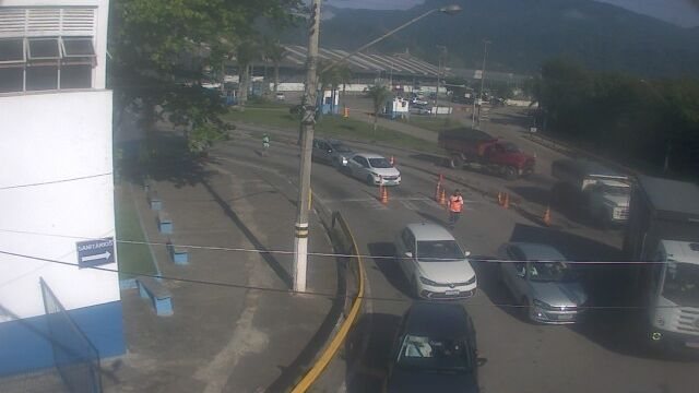 Imagem da travessia de balsas entre São Sebastião e Ilhabela, do lado de São Sebastião