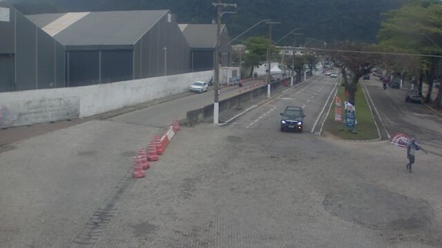 Imagem da fila de espera pela balsa de Ilhabela, do lado de São Sebastião