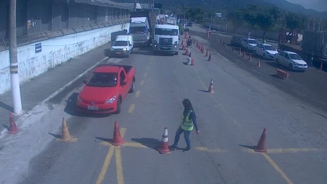 Fila de veículos aguarda embarque para a travessia de balsa no terminal de Ilhabela
