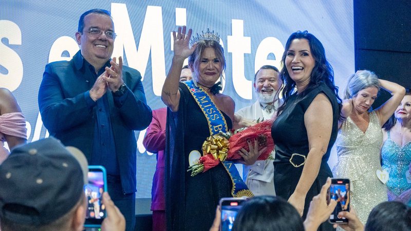 Imagem de Miss Melhor Idade acenando emocionada para o público