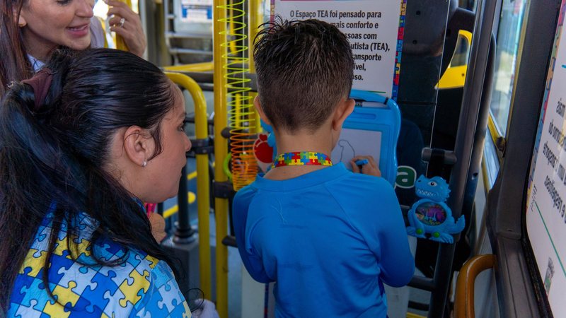 Bertioga cria Espaço TEA nos ônibus para pessoas com autismo