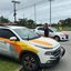 Foto de carros em operação de trânsito