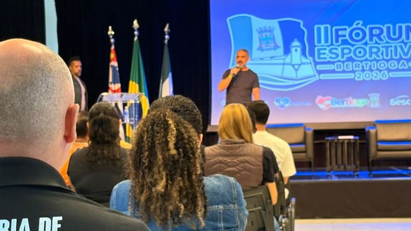 Foto do secretário de Esporte e Lazer de Bertioga no palco do evento