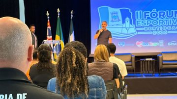 Foto do secretário de Esporte e Lazer de Bertioga no palco do evento