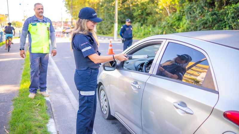 Foto de agentes realizando ação de trânsito