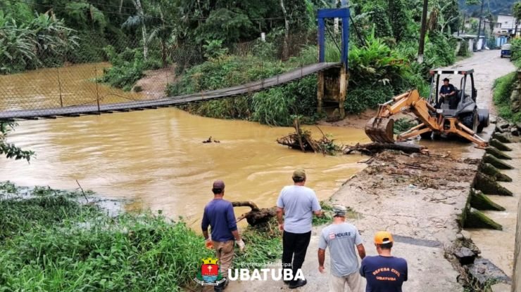 Cabeça d’água submerge pontes e interdita estrada em Ubatuba