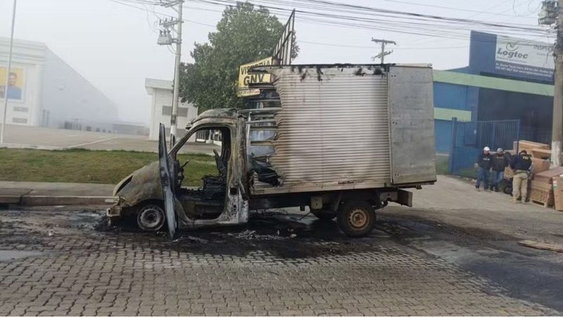 Caminhão que pegou fogo na Dutra
