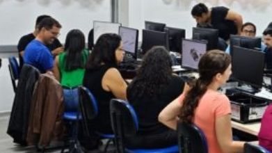 jovens fazendo aula em laboratório de informática