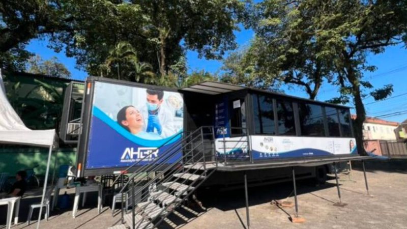 Carreta de atendimento odontológico estacionada em área externa