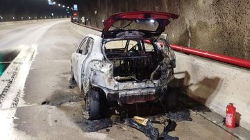 Imagem mostra carro totalmente consumido pelas chamas