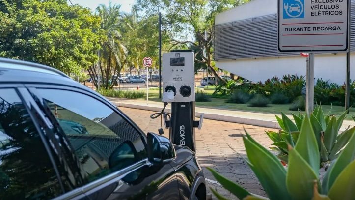carro elétrico sendo recarregado