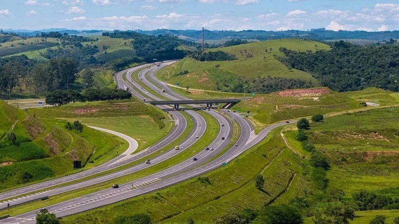 Foto da rodovia vista de cima