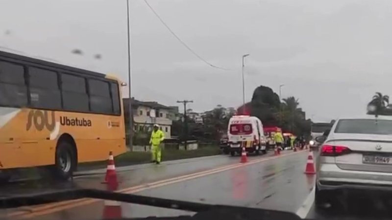 A imagem mostra o local de um acidente na Rodovia Rio-Santos (BR-101), em Ubatuba, envolvendo um ônibus